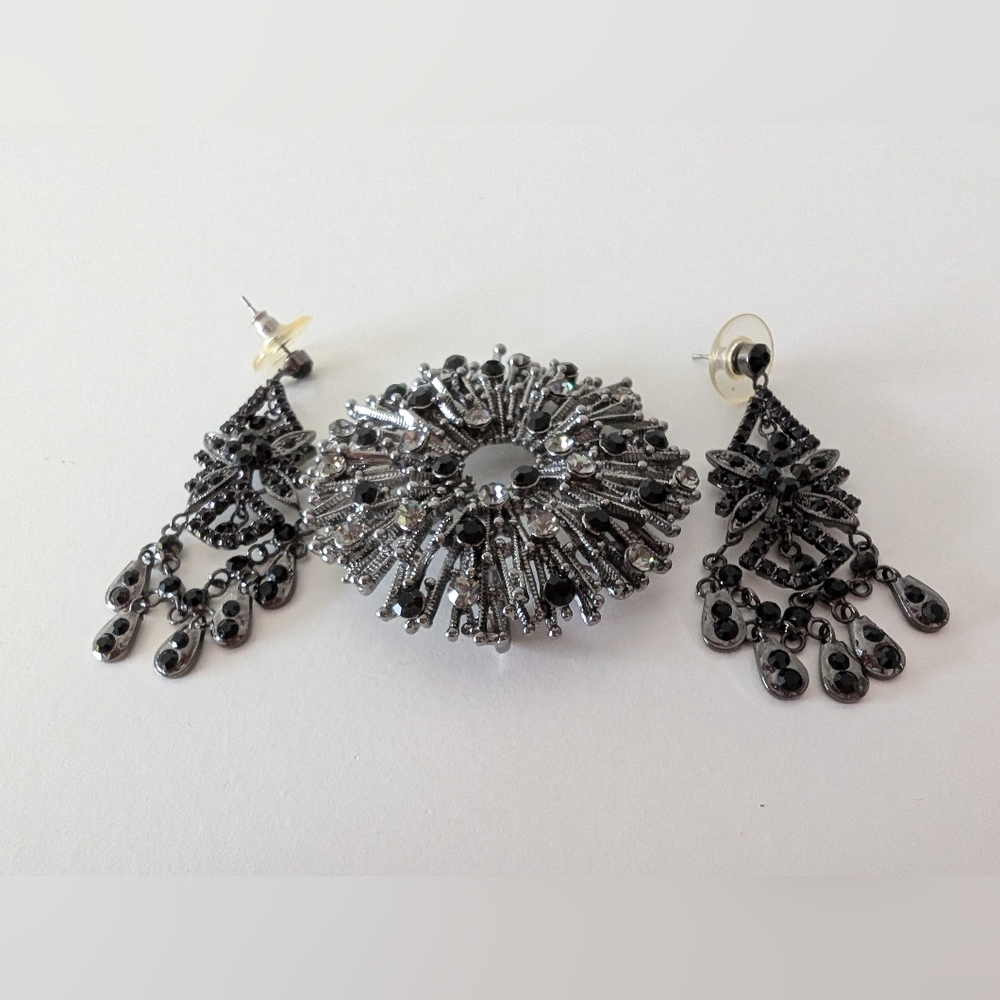 Vintage brooch and earrings.